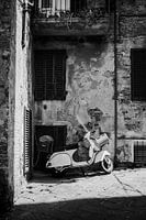 Italiaanse scooter in de mooie stad Siena