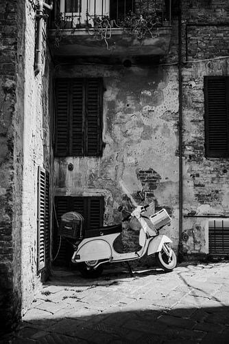 Italiaanse scooter in de mooie stad Siena