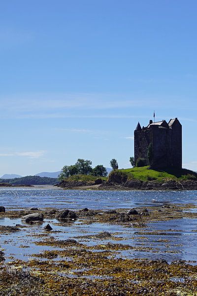 Castle Stalker is a tower house about 2.5 kilometers northeast of Port Appin by Babetts Bildergalerie