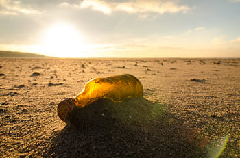 Verloren fles op het Slufterstrand