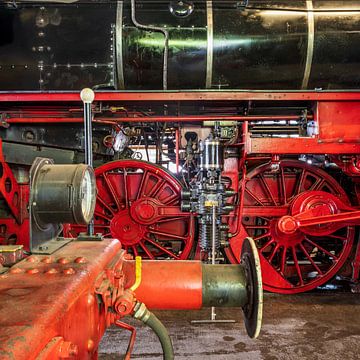 Dampflokomotive mit roten Rädern im Betriebshof von Pixel Meeting Point