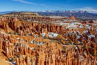 Bryce Canyon, Blick auf die roten Felsen im Schnee (Utah)