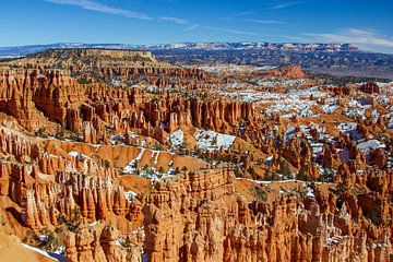 Bryce Canyon, uitzicht met de rode rotsen in de sneeuw (Utah) van Eva Rusman