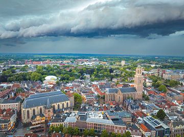 Stormwolken boven Zwolle tijdens een zomerse onweersbui