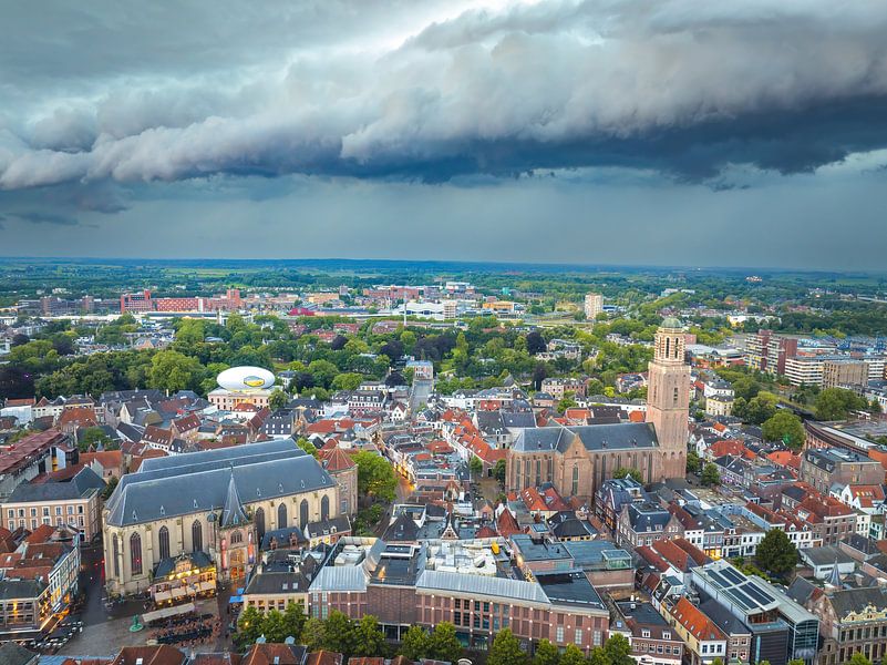 Stormwolken boven Zwolle tijdens een zomerse onweersbui van Sjoerd van der Wal Fotografie