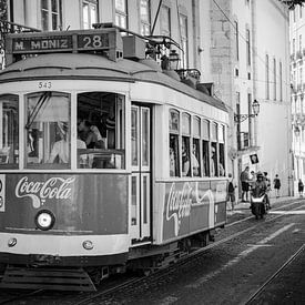 Vintage tram Lissabon van Cindy Schipper