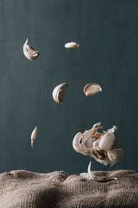 Flying Food: Garlic in the air von Gaby Mohr