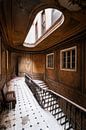 Escalier abandonné dans un hôtel. par Roman Robroek - Photos de bâtiments abandonnés Aperçu