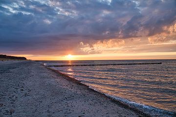 Zonsondergang op het strand van Zingst, romantisch van Martin Köbsch