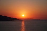 Coucher de soleil paisible sur les montagnes