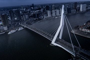 Erasmusbrug Rotterdam vanuit de lucht van UniQaps