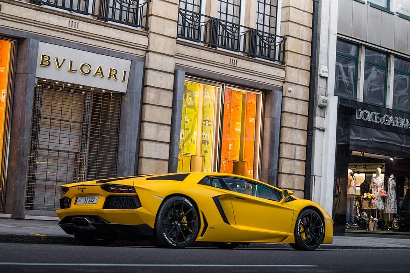 Knalgele Lamborghini aan Sloane Street van Joost Prins Photograhy