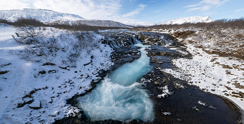 Der Bruarfoss-Wasserfall, Island, im Winter.