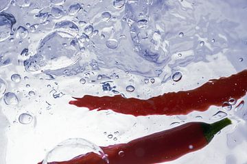 Rode pepers in het water gevallen van Marc Heiligenstein