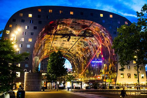De markthal Rotterdam bij avond