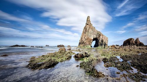 Zeeboog van Campiecho aan de kust van Asturië, Spanje, Golf van Biskaje