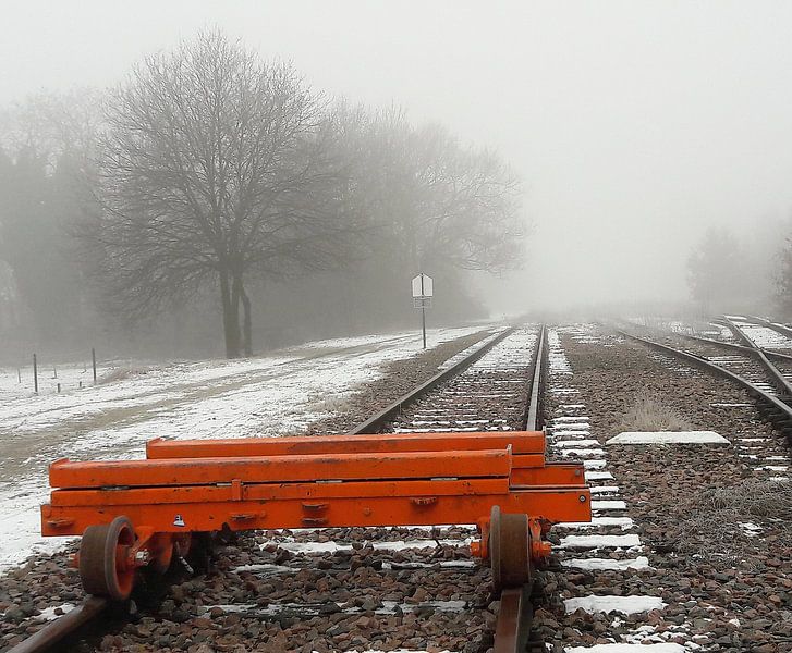 Spoorrails verdwijnend in de mist  by Marian van den Boogaard