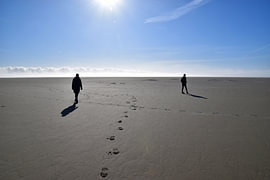 Schatten an einem leeren Strand von Erik Buitenhuis