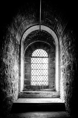 Londen | Sereen licht door een middeleeuws raam | Reisfotografie