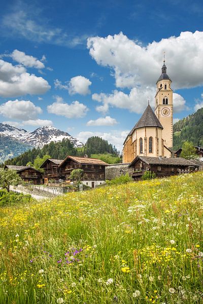 Bedevaartskerk Maria Schnee en oude boerderijen in Obermauern van Christian Müringer