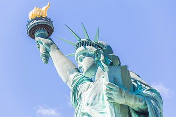 Vue rapprochée de la Statue de la Liberté sur un ciel bleu sur Maria Kray