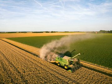 John Deere combine oogst tarwe tijdens de zomer van Sjoerd van der Wal