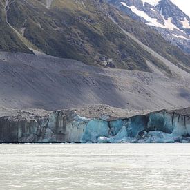 Un glacier bleu vif en Nouvelle-Zélande sur Eline Lohman