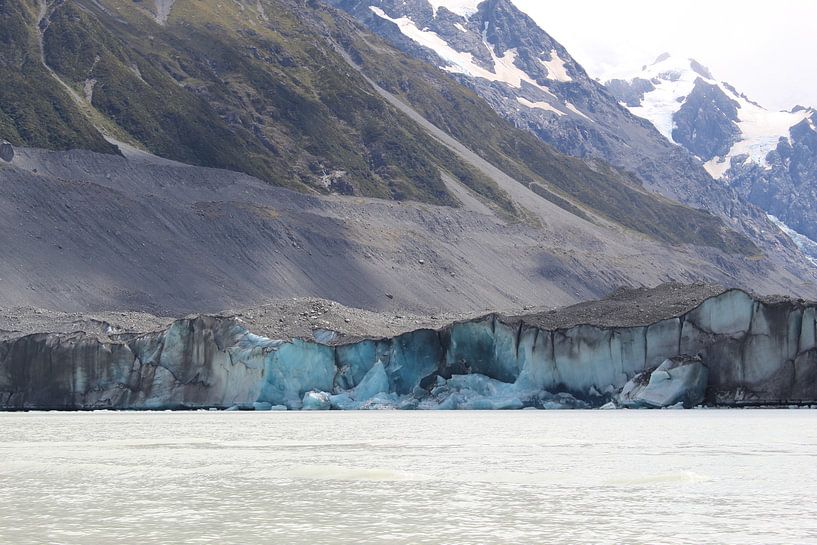 Leuchtend blauer Gletscher in Neuseeland von Eline Lohman