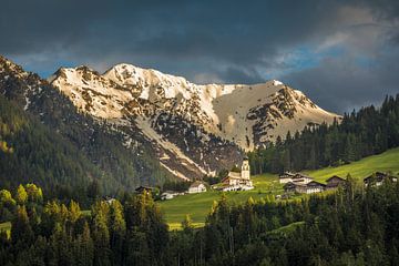 Het dorp Hollbruck in Pustertal, Oost-Tirol van Christian Müringer