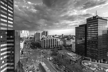 Churchillplein Rotterdam in zwartwit von Ilya Korzelius