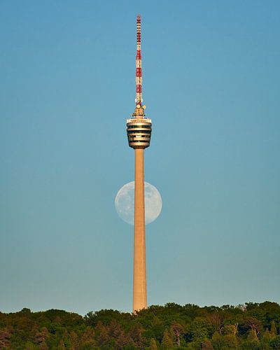 Vollmond hinter dem Fernsehturm