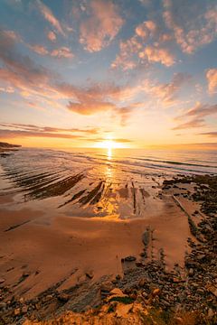 Praia do Magoito kliffen bij Lissabon en Sintra bij zonsondergang van Leo Schindzielorz