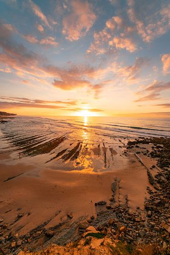 Praia do Magoito kliffen bij Lissabon en Sintra bij zonsondergang