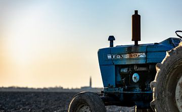 Tractor met Middelburg op de achtergrond 3 van Percy's fotografie