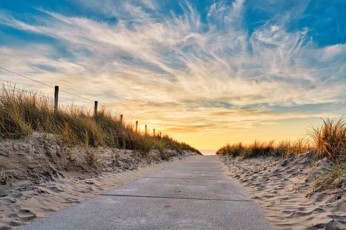 Strandaufgang Nordseestrand mit Sonnenuntergang