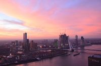 Rotterdam in Bewegung unter einer schönen karminroten Wolkendecke