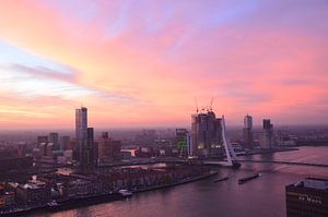 Rotterdam en mouvement sous une belle couverture nuageuse cramoisie