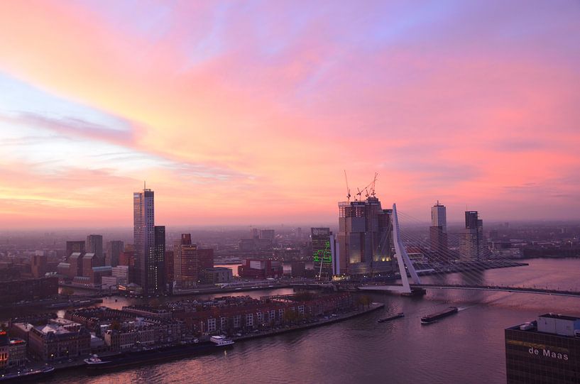 Rotterdam in Bewegung unter einer schönen karminroten Wolkendecke von Marcel van Duinen