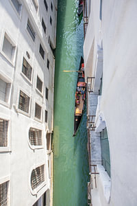 Gondelfahrt auf einem kleinen Kanal in Venedig