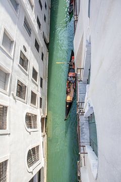 Promenade en gondole sur un petit canal à Venise sur t.ART