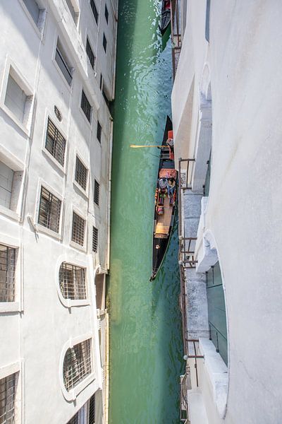 Promenade en gondole sur un petit canal à Venise par t.ART