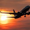 Passagiersvliegtuig stijft op tijdens zonsondergang van KC Photography
