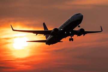 Un avion de ligne décolle au coucher du soleil sur KC Photography