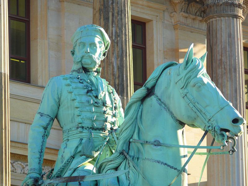 Statue équestre de Friedrich Wilhelm (le Duc Noir) devant le château par  