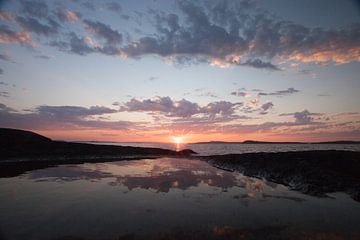 zachte roze zonsondergang over groot water en een rustig meer, weerspiegelingen van scandinavië, kar van Michael Semenov