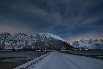 Winternacht op Lofoten van Hetwie van der Putten