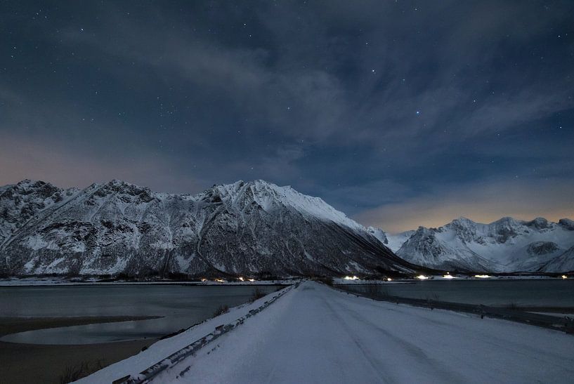 Winternight auf den Lofoten von Hetwie van der Putten