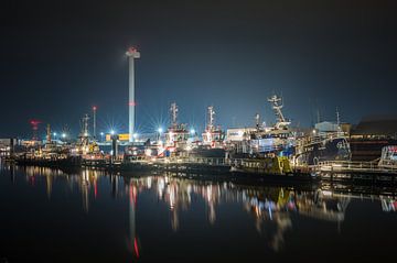 Drijvende steiger Eemshaven bij nacht van Jan Georg Meijer