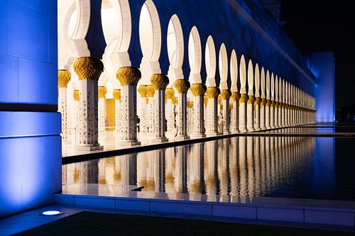 La grande mosquée Sheikh Zayed d'Abou Dhabi, illuminée de façon mystique
