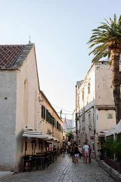 Straatbeeld Trogir, Kroatië van Meike Molenaar